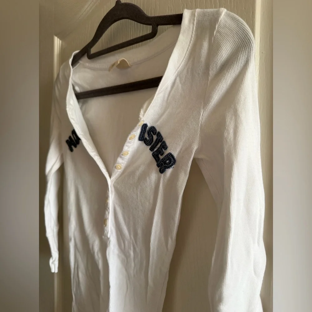 Hollister White Ribbed Henley Top with Navy Lettering - Picture 3 of 7